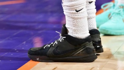 开云app-狄龙穿着Kobe4，空砍33分7篮板1助攻